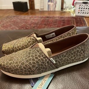 Toms Womens size 8  leopard print metallic